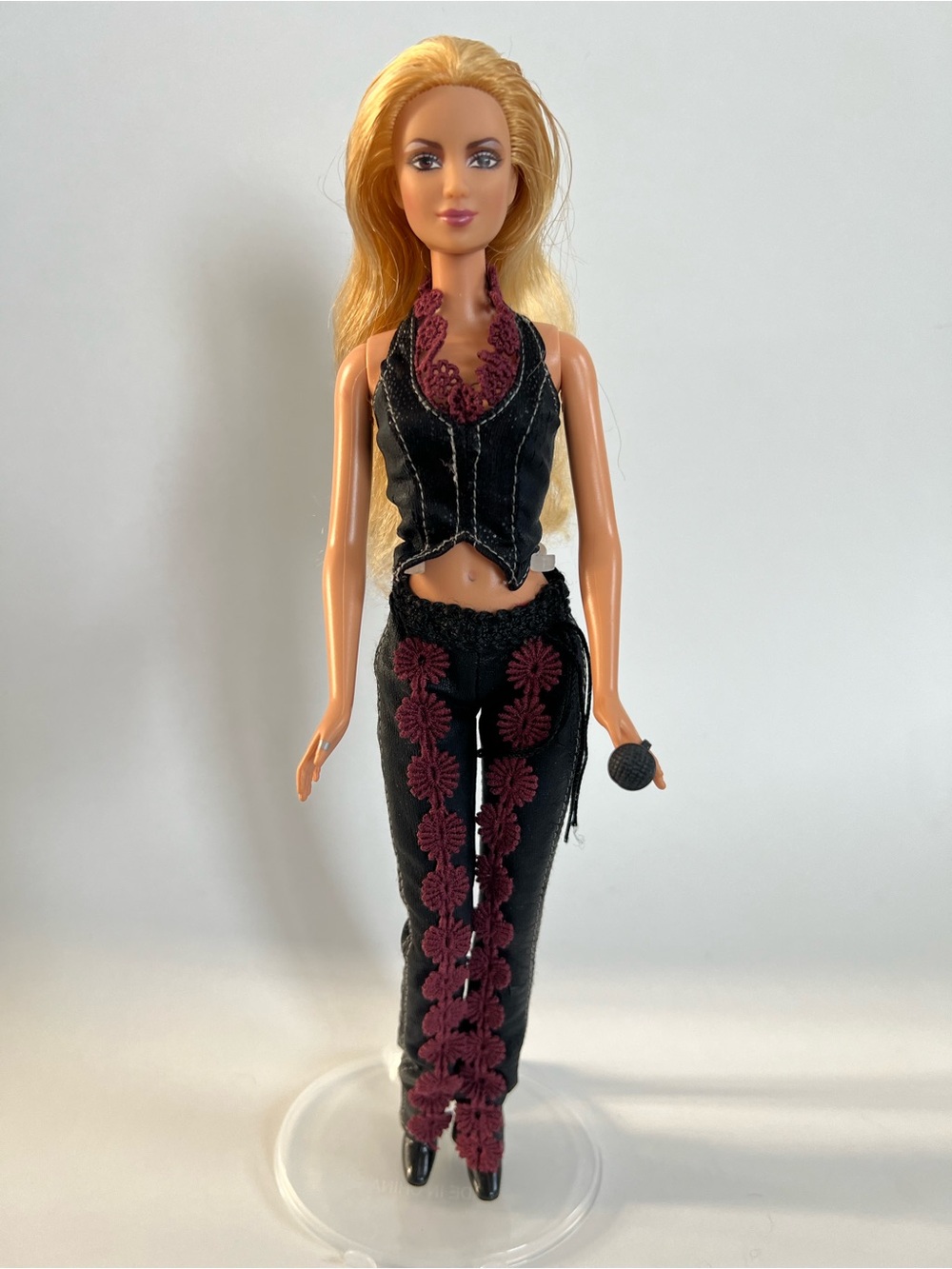2002 B4534 Mattel Shakira Barbie doll